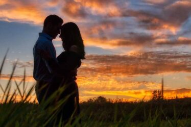 починаються стосунки